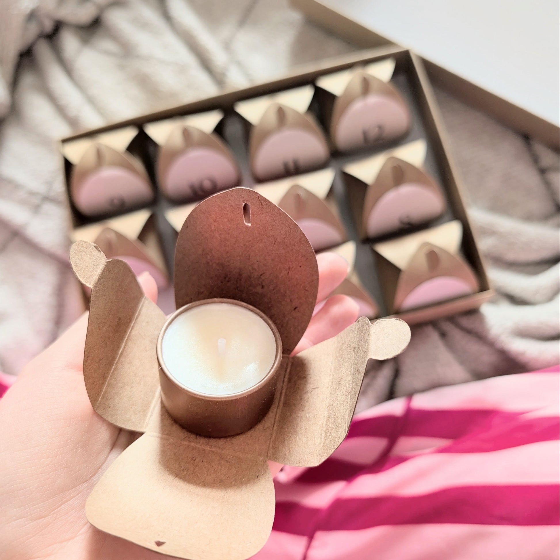 Advent calendar with 12 scented tealights 